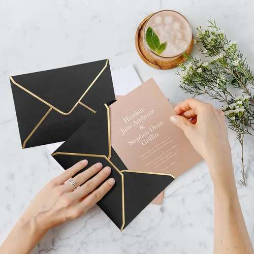 Vista 6 de 50 sobres de invitación de lujo, sobres negros de 5 x 7 pulgadas para boda, graduación
