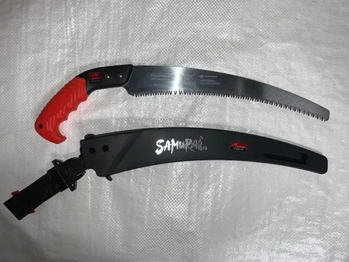 Vista 2 de Kanzawa Samurai Ichigeki - Sierra de podar 12.992 in C-330-LH con agarre Ergo (naranja) con vaina, fabricada en Japón