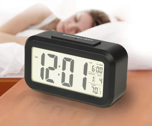 Vista 3 de RCA Reloj despertador portátil con sensor automático de luz nocturna, brillo ajustable, pantalla de temperatura interior, calendario completo