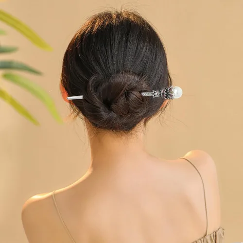 Vista 4 de Yueton paquete de 2 palillos para cabello vintage con diamantes de imitación, horquillas para moño