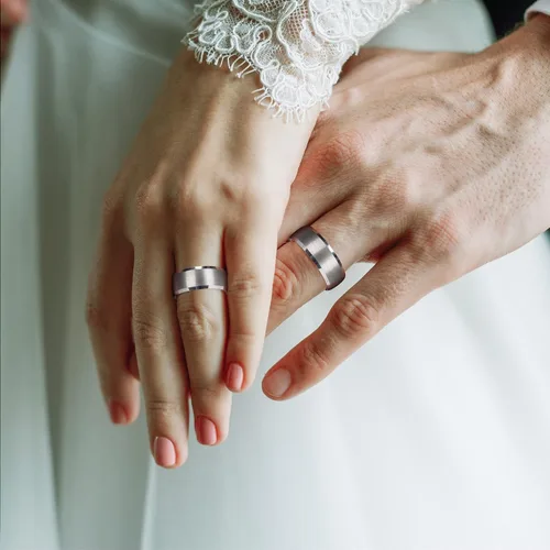 Vista 4 de Anillos de tungsteno para hombres y mujeres, 0.315 pulgadas, color negro y plateado, anillo de boda de carburo con incrustaciones de agujero