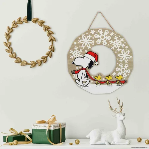 Vista 5 de Peanuts Snoopy Corona de copos de nieve colgante de madera para decoración de pared - Rústico signo navideño de Peanuts para decorar el hogar