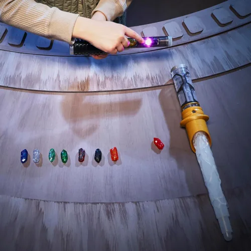 Vista 11 de STAR WARS Power Crystal Lightsaber, 7 colores y 10 cristales, más de 50 combinaciones que cambian de color, luces y sonidos, juguetes para niños