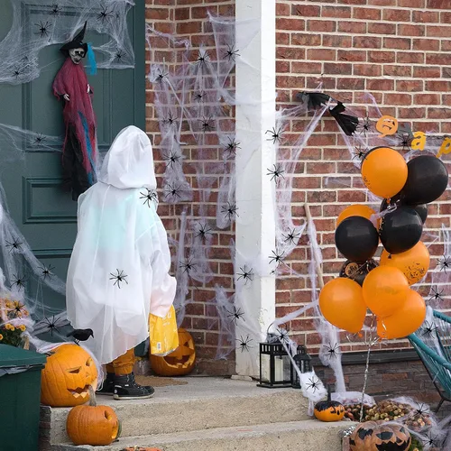 Vista 3 de Telarañas de 900 pies cuadrados para decoración de Halloween con 100 arañas falsas, telarañas súper elásticas para decoraciones de Halloween