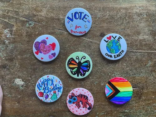 Vista 5 de Botones pinback blancos lisos para manualidades - paquete de 10 - BRILLANTE