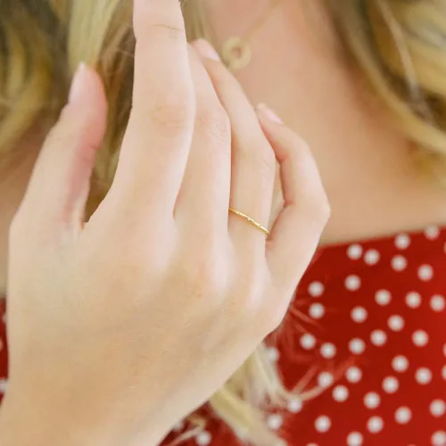 Vista 7 de Honeycat Anillo de cristal punteado en oro, oro rosa o plata Joyería minimalista y delicada