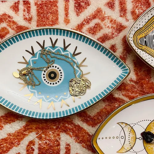 Vista 4 de Exquisita bandeja pequeña de cerámica para joyas, plato de baratija, decoración de mal de ojo, soporte para anillos de placa dorada, artículos