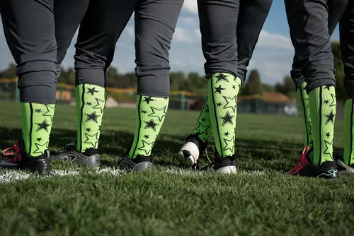 Vista 2 de MadSportsStuff Calcetines de sóftbol con estrellas para niñas y mujeres, calcetines altos por encima de la pantorrilla, tallas para jóvenes y adultos