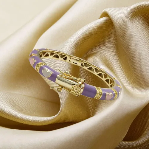 Vista 2 de Ivy and Max Pulsera con acabado dorado y esmalte de lavanda con múltiples corazones para niñas