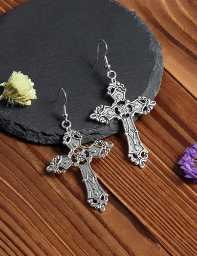Vista 2 de Aretes de cruz gótica para mujer, aretes góticos negros, aretes góticos, aretes punk vintage, aretes colgantes de cruz de plata, joyería gótica