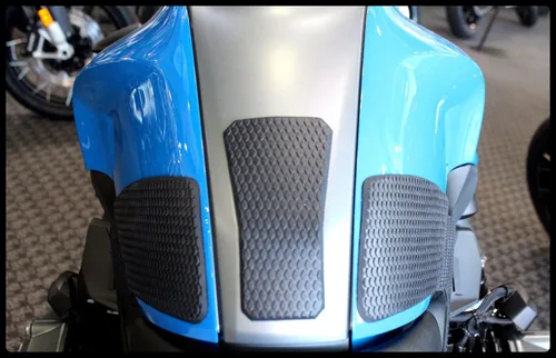 Vista 3 de TechSpec Puños de tanque Gripster - BMW R1200 / 1250 R (2015 - ACTUAL) - 62-1017-SS - SnakeSkin