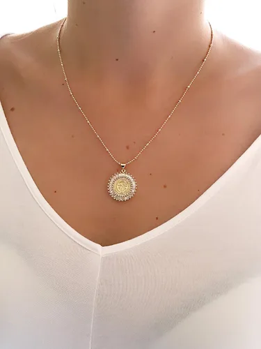 Vista 5 de LESLIE BOULES Medalla de San Benito 18K chapado en oro delicado collar de 18 pulgadas de longitud, Cristal