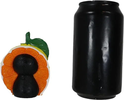 Vista 4 de Ebros Gift Furrybones Fruity Juicy Mikan, el esqueleto naranja japonés con hoja verde, huesos peludos, calaveras, esqueletos, escultura de Halloween