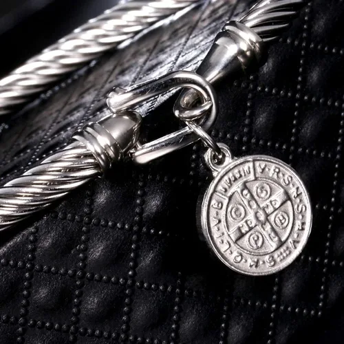 Vista 3 de MORE FUN Pulsera de acero inoxidable con colgante de cable trenzado