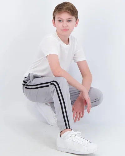 Vista 4 de Real Essentials - Paquete de 3 pantalones de sudadera con forro de vellón y bolsillos para niño
