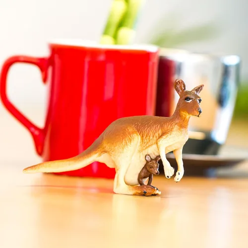 Vista 7 de Safari Ltd. Figura de canguro con bebé, juguete realista pintado a mano de 4 pulgadas, compañero educativo para niños, niñas y niños a partir de 3