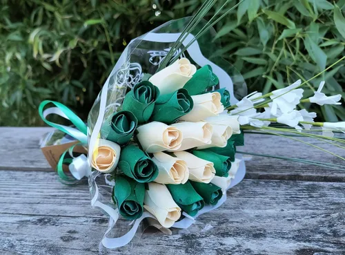 Vista 4 de Ramos originales de rosas de madera en 1, 2, o 3 docenas Día de San Patricio