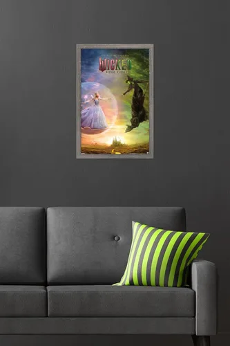 Vista 6 de Wicked: For Good (2025) - Póster de pared de una hoja de burbujas, 22.4 pulgadas de largo x 14.7 pulgadas de ancho, versión enmarcada de madera