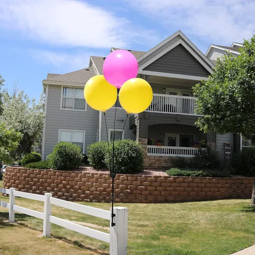 Vista 4 de BalloonBobber - Kit de poste de triple racimo reutilizable resistente a la intemperie, globos de plástico sin helio para exteriores