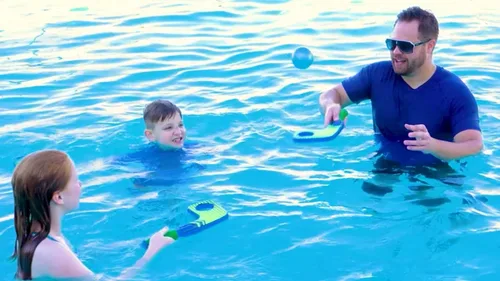 Vista 5 de COMANSI - El juego Aqua Water incluye 1 pelota inflable + 2 paletas de hockey infladoras con aguja. Fácil y seguro de usar en exteriores e interiores
