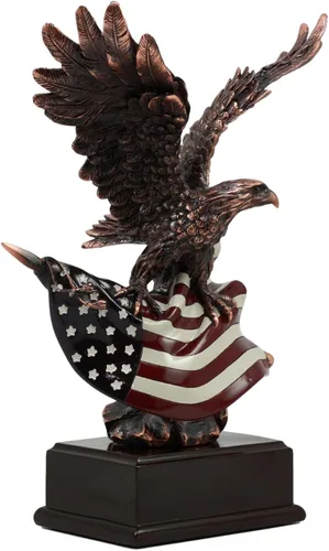Vista 4 de Gifts & Decor Ebros Wings of Glory - Figura patriótica de águila calva que se aferra a la bandera estadounidense, bronce galvanizado, con base