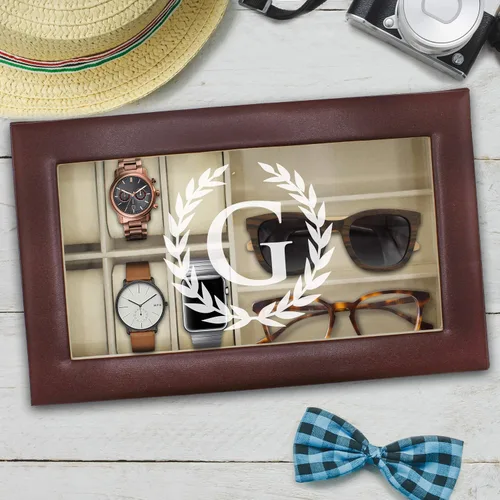 Vista 5 de The Wedding Party Store Caja personalizada para relojes y lentes de sol, estuche organizador de relojes y lentes grabado personalizado (marrón)