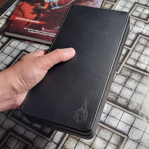 Vista 3 de Forged Dice Co. Reliquary - Estuche grande dividido para dados con bandeja de dados para juegos de dados poliédricos, 21 cámaras forradas