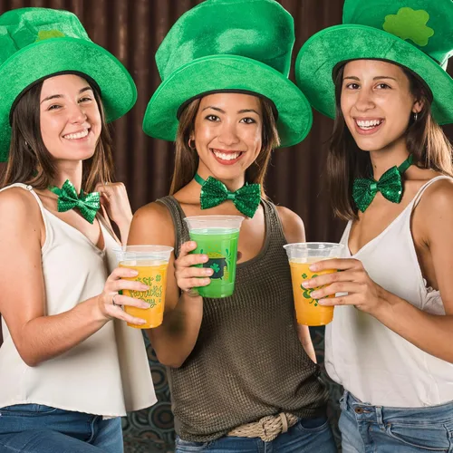 Vista 5 de JOYIN 72 vasos de plástico de 16 onzas para el día de San Patricio, vasos desechables verdes a granel con 4 patrones de caldero de trébol