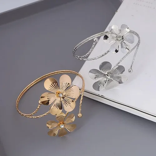 Vista 3 de Caiyao Boho Upper Arm Bracelet Cuff Bangle Gold Silver Flower Cuff Bracelets Mental Open Upper Arm Bangle Bracelet Adjustable Armband Jewelry for