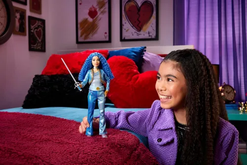 Vista 2 de Mattel Disney Descendants: La muñeca de moda de La Ascensión de la Roja y accesorio, Princesa Chloe Encantadora, hija de Cenicienta con ropa