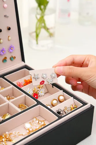 Vista 4 de QBestry Organizador de aretes de tuerca para mujeres y hombres, caja de joyería negra para aretes, collar, organizador de joyas, caja de aretes
