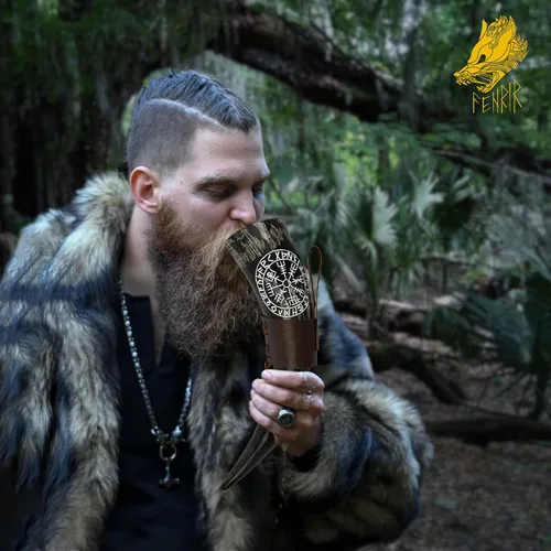 Vista 5 de FENRIR Cuerno vikingo para beber con soporte 16 oz – Regalos para hombres, papá, esposo – Taza natural de cuerno de buey con abrebotellas de Thor
