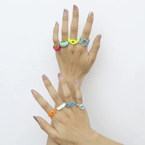 Vista 3 de SISMIURRA anillos gruesos y coloridos para mujeres juego de 8anillos apilables de estilo Y2K anillos transparentes retro y abiertos joyas de regalo