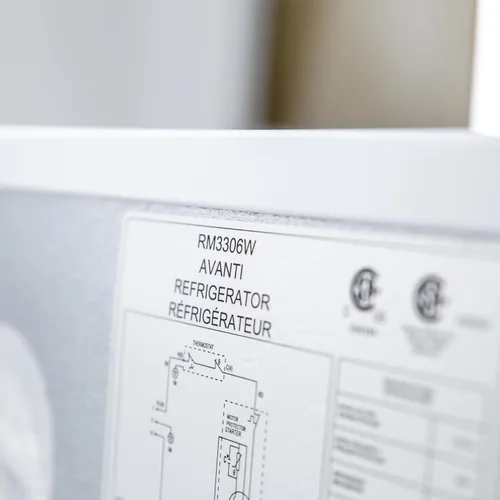 Vista 8 de Avanti Mini refrigerador compacto para oficina en casa o dormitorio con puerta empotrada reversible, contenedores de puerta ajustables y estantes