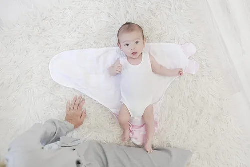 Vista 4 de BaeBae Goods Juego de 4 mantas para envolver al bebé, para niños y niñas, hechas de algodón suave (3-6 meses)