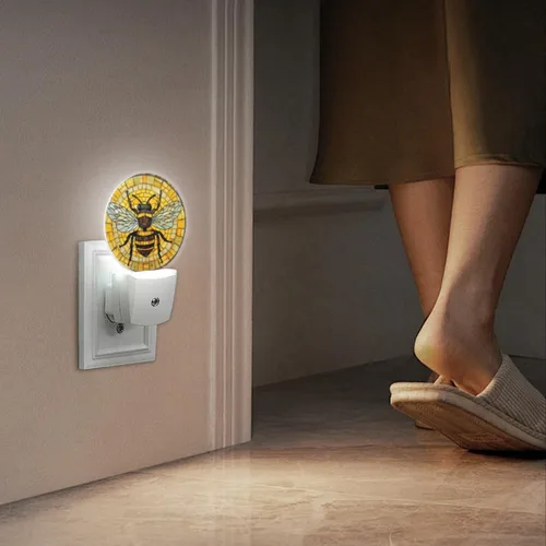Vista 7 de Lámpara de Luz Nocturna LED Redonda con Sensor de Anochecer a Amanecer, Vidrio Emplomado Circular 3D con Luz Nocturna de Abejorro que se Enchufa a