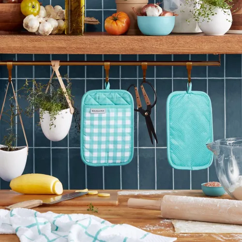 Vista 2 de KitchenAid Juego de 2 soportes para ollas a cuadros, cielo aguamarina, 7 x 10 pulgadas