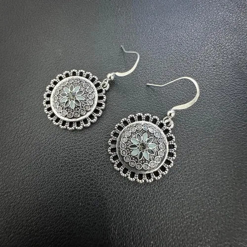 Vista 7 de Aretes de aro tribales de bronce bohemio hechos a mano con espiral delicados, elegantes, vintage, dorados, plateados, redondos, geométricos