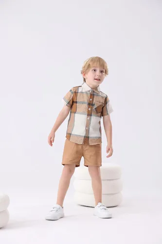 Vista 5 de Feidoog Paquete de 2 camisas a cuadros de manga corta con botones para bebés y niños pequeños Marrón+azul oscuro