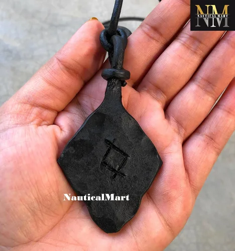 Vista 4 de Collar de talismán con colgante nórdico de hierro forjado Inguz Ingwaz Yngvi Rune Viking Amuleto Rúnico, Hierro, No es una piedra preciosa