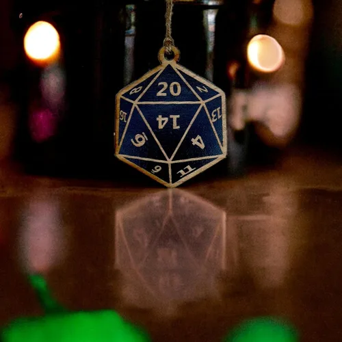 Vista 2 de Ornamento - Dado de 20 Caras - Madera en bruto pintada en negro 3x3 pulgadas