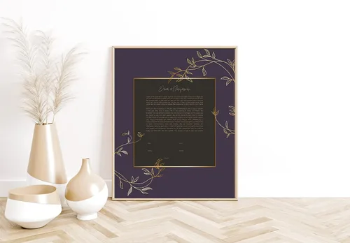 Vista 4 de Maybie & Co. Arte de Ketubah floral morado y dorado enmarcado personalizado Contrato de amor de arte judío Contrato de matrimonio interreligioso