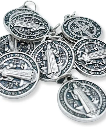 Vista 2 de Caritas et Fides Paquete de 10 colgantes de medalla de San Benito 34 pulgadas redondas de plata oxidadas de San Benito para collar medallas
