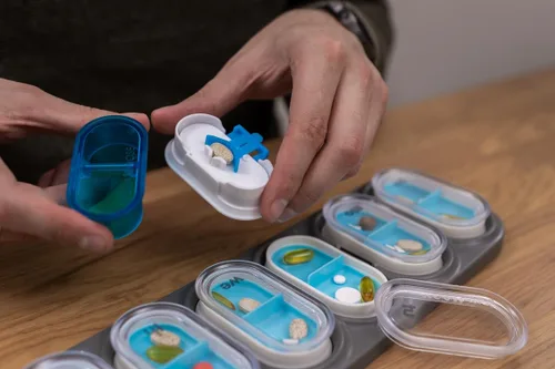 Vista 8 de EQUADOSE Organizador semanal de píldoras, extra grande de 7 días de vitamina Jumbo con cápsulas extraíbles, portador de medicamentos de gran