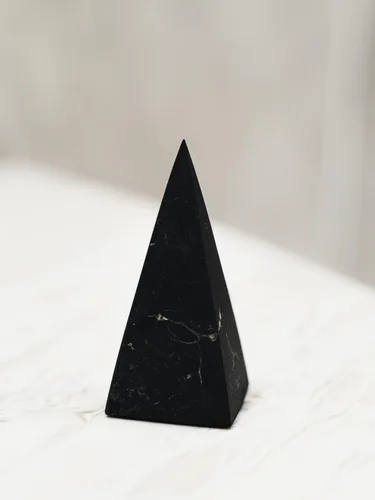 Vista 4 de Shungite Club Piedra de shungita alta pirámide sin pulir, cristal curativo, piedra preciosa para meditación, decoración de goloda pirámide