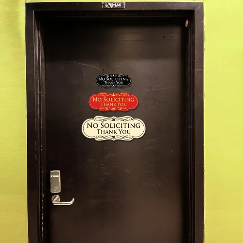 Vista 3 de Letrero con frase en inglés "NO SOLICITING Thank You