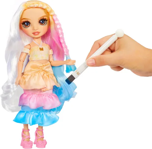 Vista 3 de Rainbow High Muñeca de moda DIY para crear y colorear con acuarelas lavables + kit de teñido anudado, ojos marrones, cabello rizado, top y zapatos