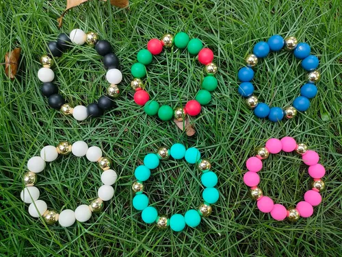 Vista 4 de Junyuerly Llavero de pulsera con cuentas de silicona para mujer, pulsera elástica con clip dorado