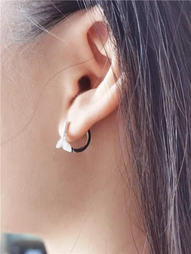 Vista 3 de Pendientes de aro pequeños de plata de ley 925 con circonita cúbica, diseño de cola de pez con forma de cola de pez, para cartílago