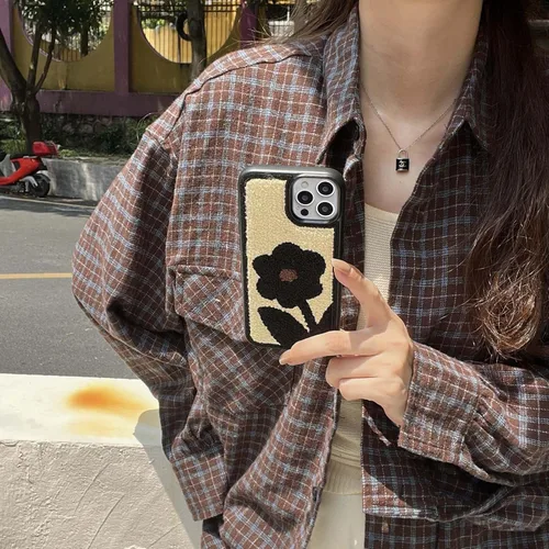 Vista 4 de Funda con diseño de flores retro, bonita funda negra floral para iPhone 13, fabulosa funda de protección femenina peluda para iPhone 13